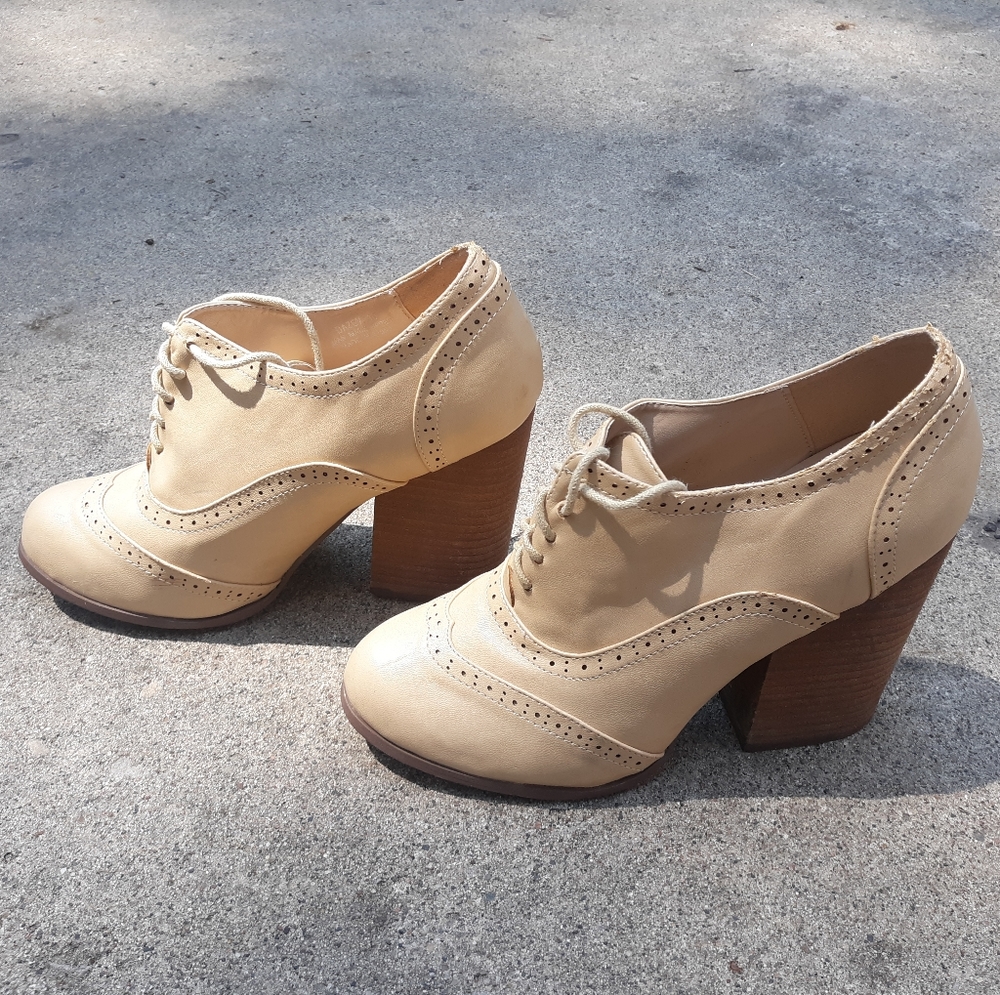 Dasey size 10 tan lace up oxfords N.Y.L.A